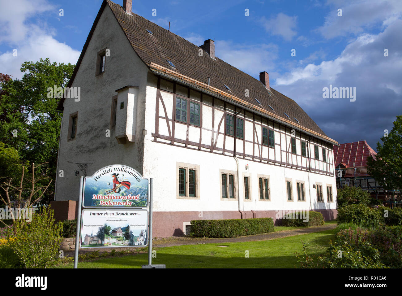 Ayuntamiento, lugar de nacimiento y residencia del Barón Muenchhausen, Bodenwerder, Weserbergland, Baja Sajonia, Alemania, Europa Foto de stock