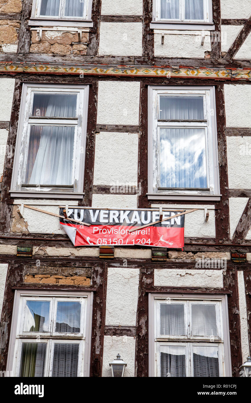 Casa en venta, malas condiciones, Bodenwerder, Weserbergland, Baja Sajonia, Alemania, Europa Foto de stock