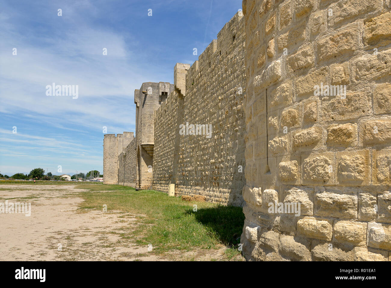 Fortificación exterior de Aigues Mortes, las murallas de la ciudad francesa en el departamento de Gard, en la región del sur de Francia Occitanie Foto de stock