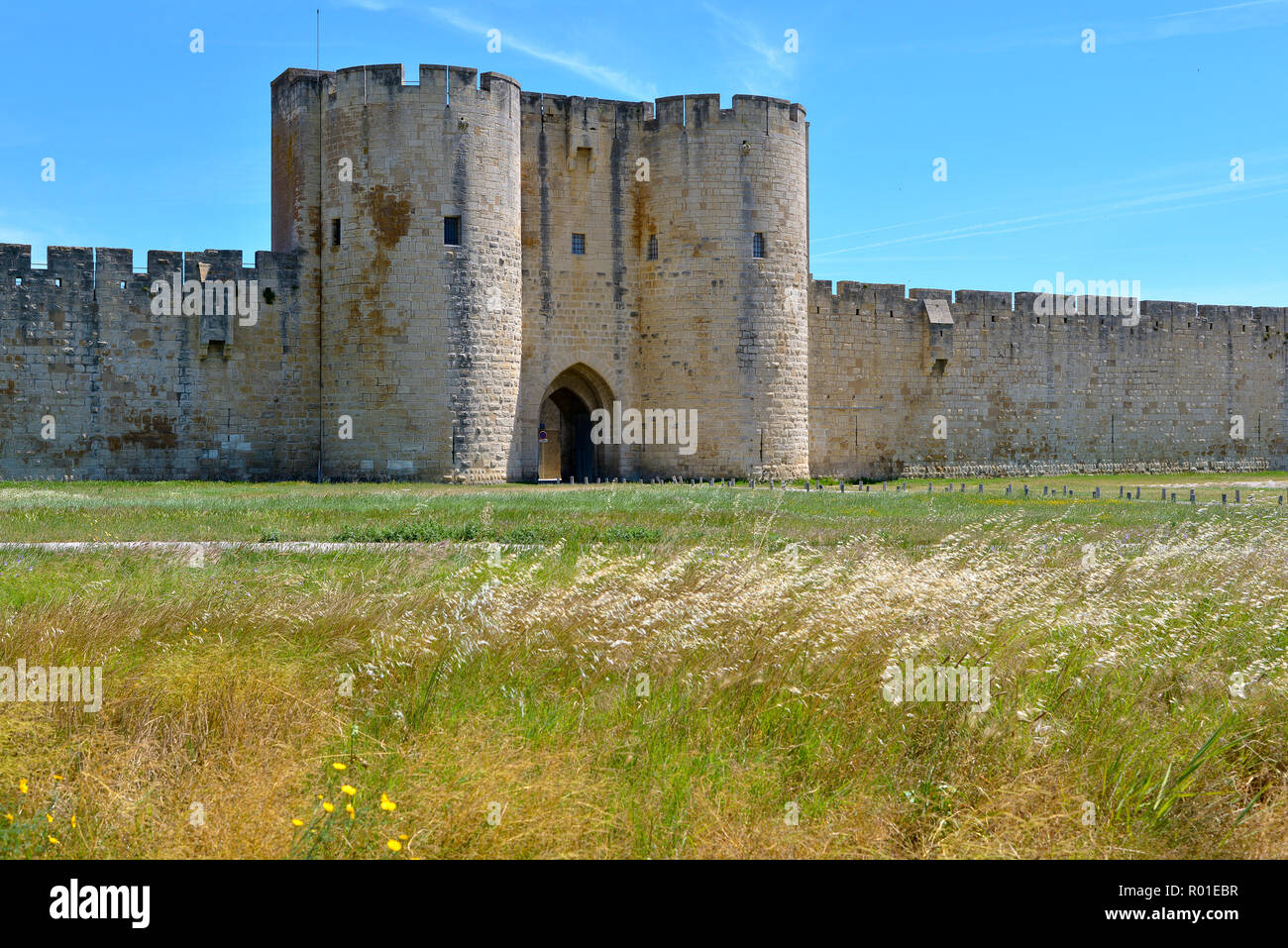 Fortificación exterior y puerta entre dos torres de Aigues Mortes, las murallas de la ciudad francesa en el departamento de Gard en Francia Foto de stock