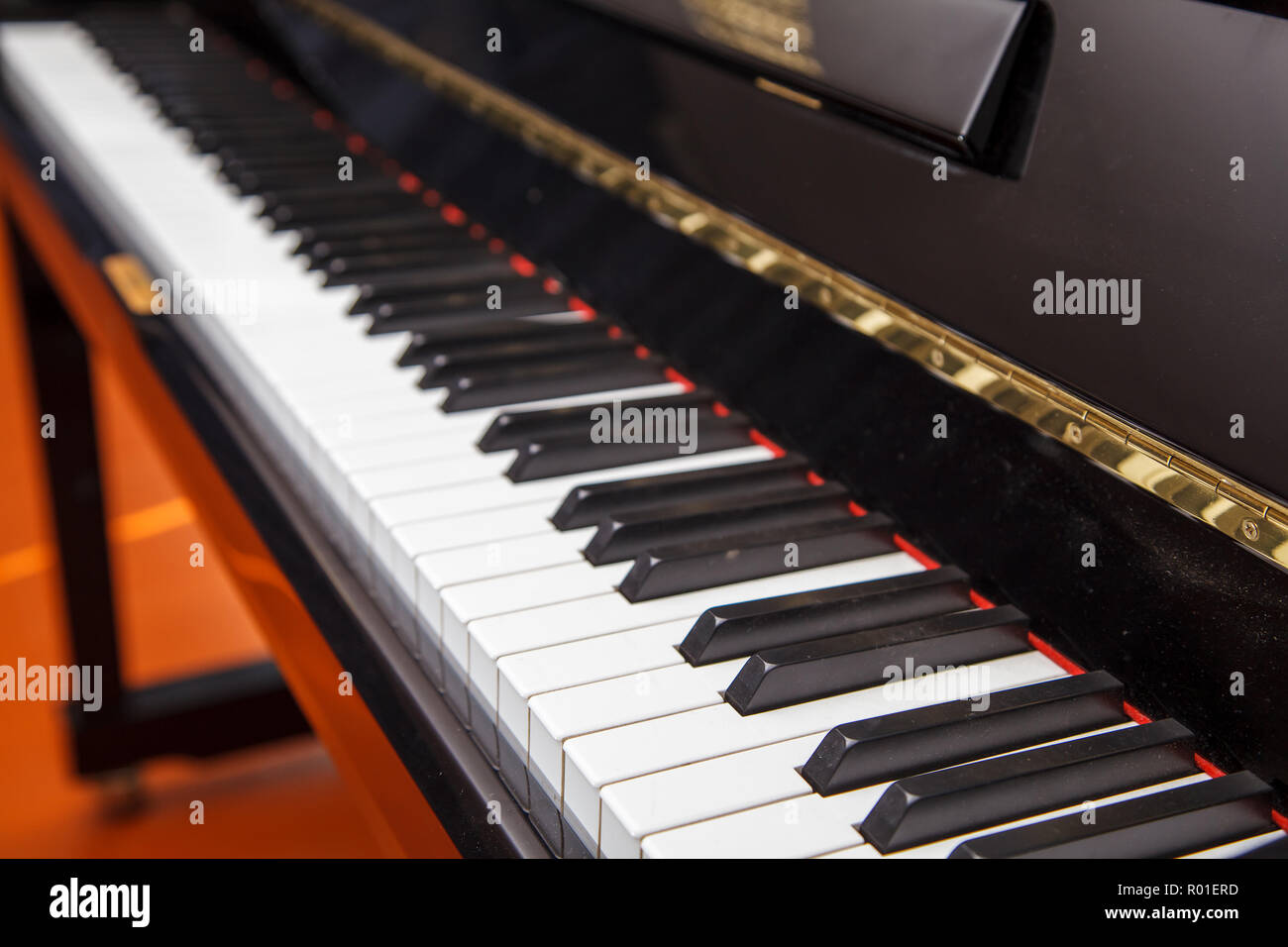 Nuevo teclado de piano moderno interior con luz natural closeup Fotografía  de stock - Alamy