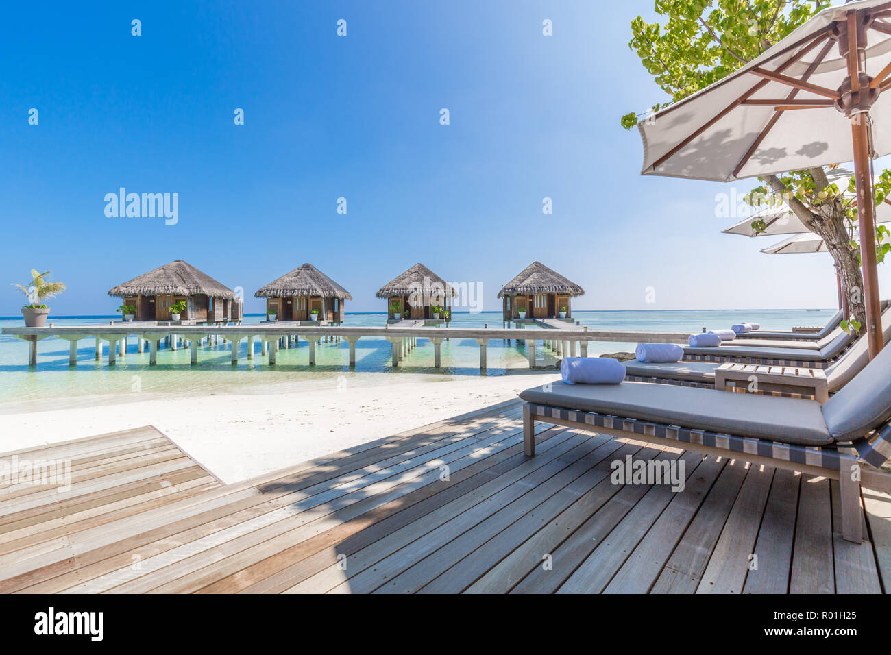 Luxury Villas sobre el agua en Maldivas, hotel o resort tropical de fondo. Un viaje exótico destino y Foto de stock