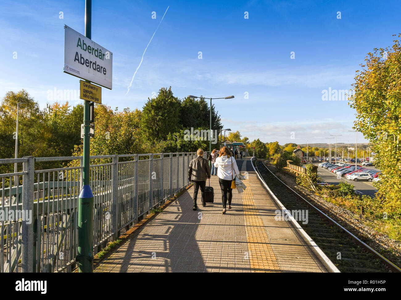 ABERDARE, Gales - Octubre 2018: Viajeros wallking a lo largo de la única plataforma en la estación de ferrocarril en Aberdare. Foto de stock