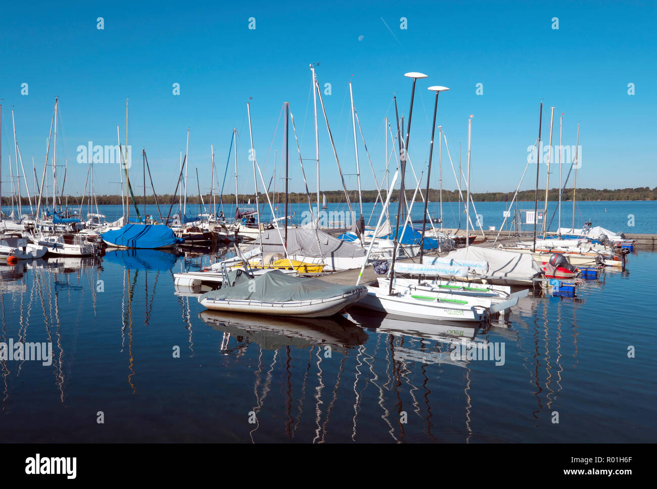 En el lago Cospuden Zöbigk Harbour Neuseenland, Leipzig, Markkleeberg, Sajonia, Alemania Foto de stock