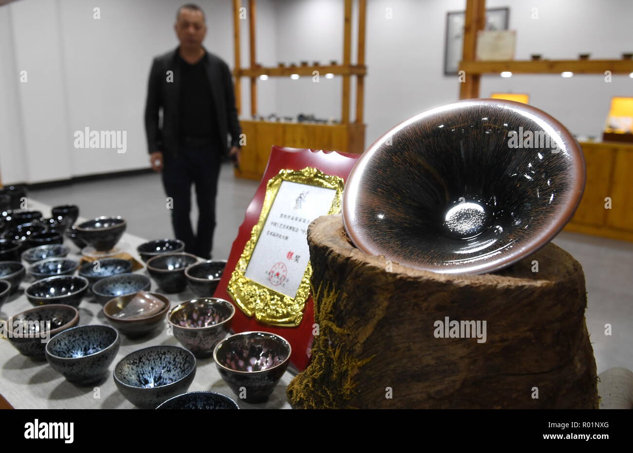 (181031) -- JIANYANG, Octubre 31, 2018 (Xinhua) -- Foto tomada el 29 de octubre de 2018, muestra tazones de "Jian Zhan', una especie de barniz negro bowl, en una sala de exposiciones en Jianyang, sudeste de China Provincia Fujiang, el 29 de octubre, 2018. "Jian Zhan', una especie de Esmalte vidriado negro temmoku o porcelana, luego fue utilizado sólo por los emperadores de la antigua China La dinastía Song (960-1279). Famoso por su nobleza y gorgeousness, 'Jian Zhan' era numeroso exportada al exterior a través de la ruta de la Seda en el mar. Sin embargo, después de la dinastía Song, las tradicionales técnicas de cocción para hacer 'Jian Zhan' no ha podido ser dictadas a futuro ge Foto de stock