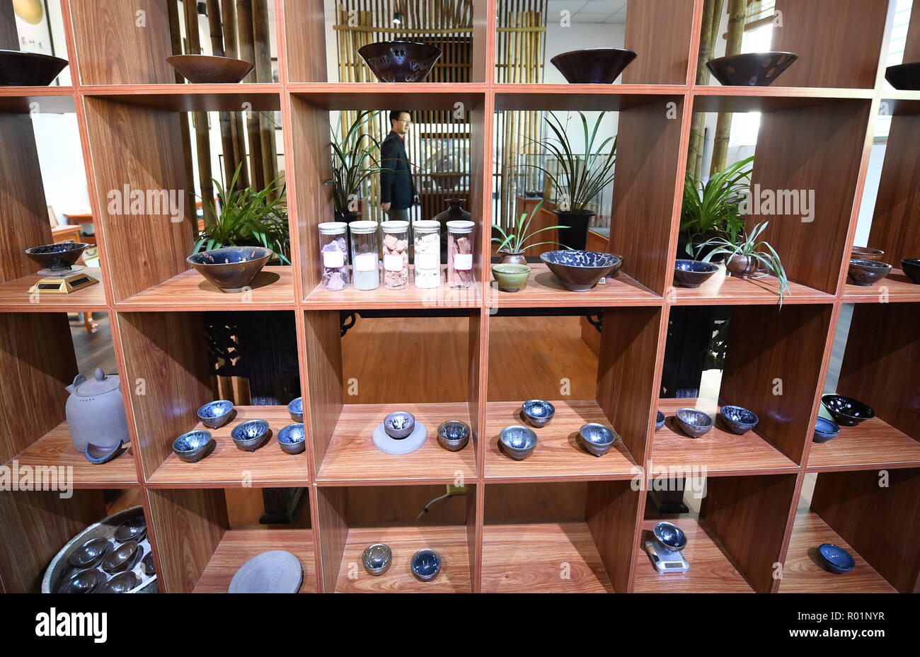 (181031) -- JIANYANG, Octubre 31, 2018 (Xinhua) -- Foto tomada el 29 de octubre de 2018, muestra los productos de "Jian Zhan', una especie de barniz negro bowl, en una sala de exposiciones en Jianyang, sudeste de China Provincia Fujiang. "Jian Zhan', una especie de Esmalte vidriado negro temmoku o porcelana, luego fue utilizado sólo por los emperadores de la antigua China La dinastía Song (960-1279). Famoso por su nobleza y gorgeousness, 'Jian Zhan' era numeroso exportada al exterior a través de la ruta de la Seda en el mar. Sin embargo, después de la dinastía Song, las tradicionales técnicas de cocción para hacer 'Jian Zhan" no pudo ser transferido a las futuras generaciones. Yo Foto de stock