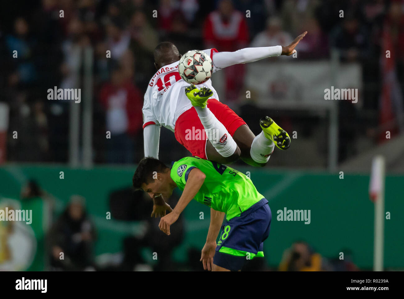 Colonia, Alemania, 31 de octubre de 2018, la DFB Pokal, FC Koeln - FC Schalke 04: Sehrou Guirassy (Koeln), Alessandro Andre Schoepf (S04) en la competencia. Crédito: Juergen Schwarz/Alamy Live News DFB reglamentos prohíben cualquier uso de las fotografías como secuencias de imágenes y/o cuasi-VIDEO Crédito: Juergen Schwarz/Alamy Live News Foto de stock