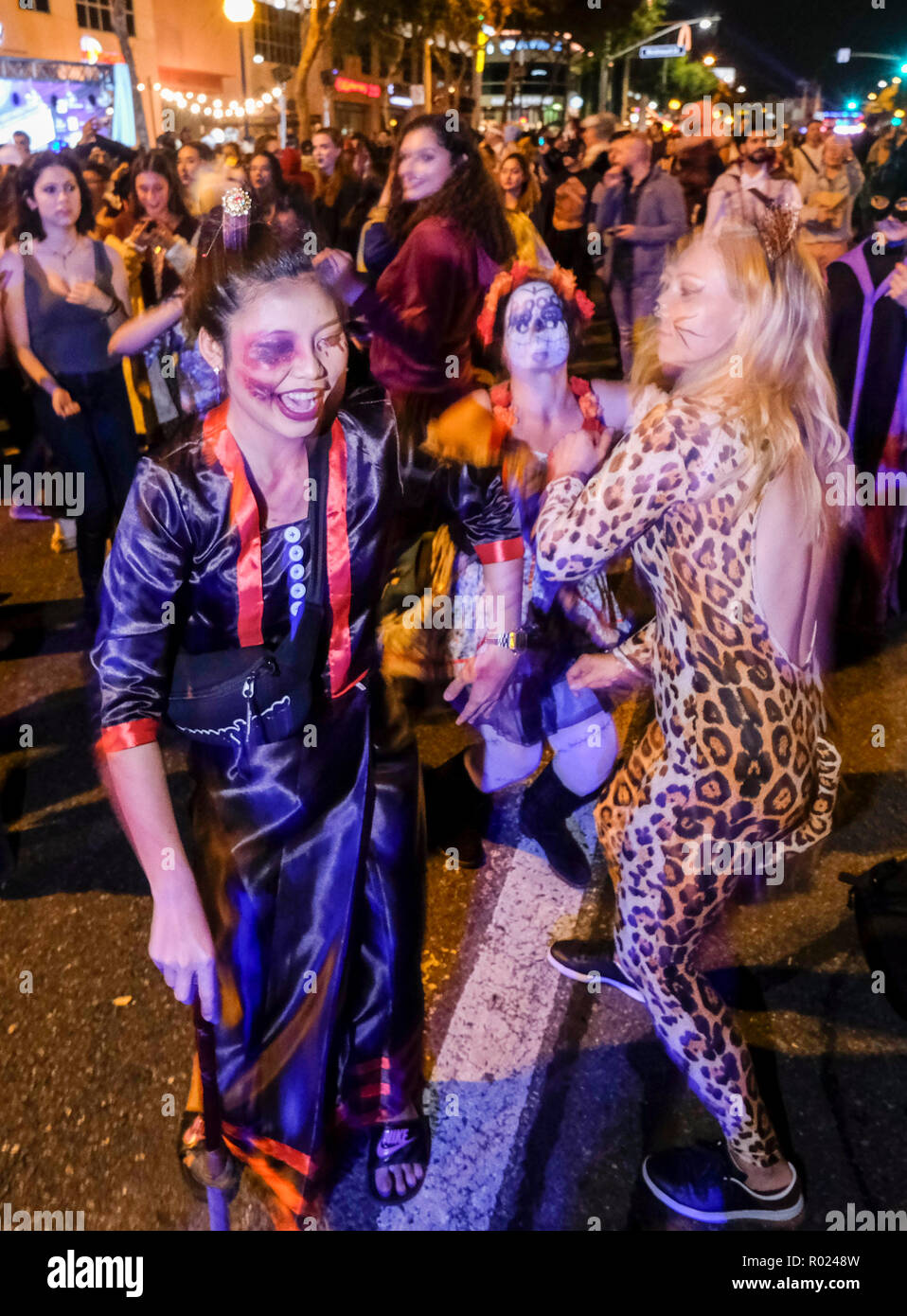 Los Angeles, California, EEUU. El 31 de octubre, 2018. Halloween  juerguistas en traje asistir al carnaval de disfraces de Halloween en West  Hollywood en Los Angeles, Estados Unidos, el 31 de octubre,