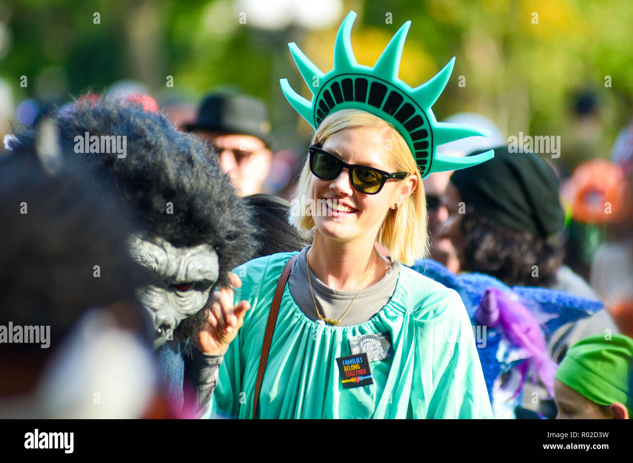 Una mujer viste como la estatua de la libertad durante el desfile. Cientos  de padres y niños vestidos con disfraces de Halloween tomar parte en la 27ª  Anual de niños Desfile de