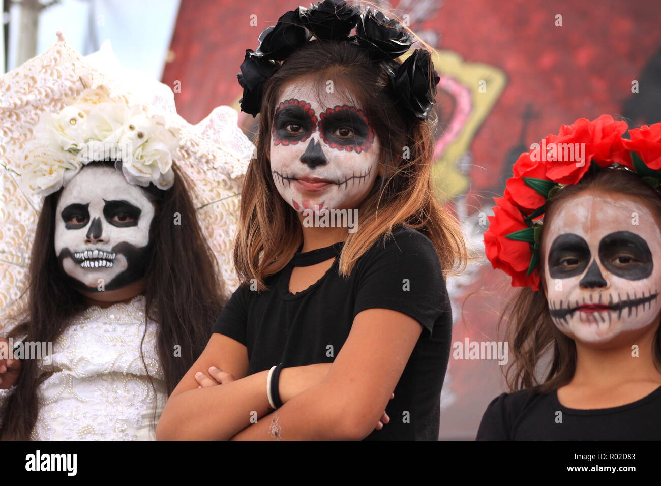 Las niñas con calaveras de azúcar maquillaje compiten por el título de la Catrina Princess Foto de stock