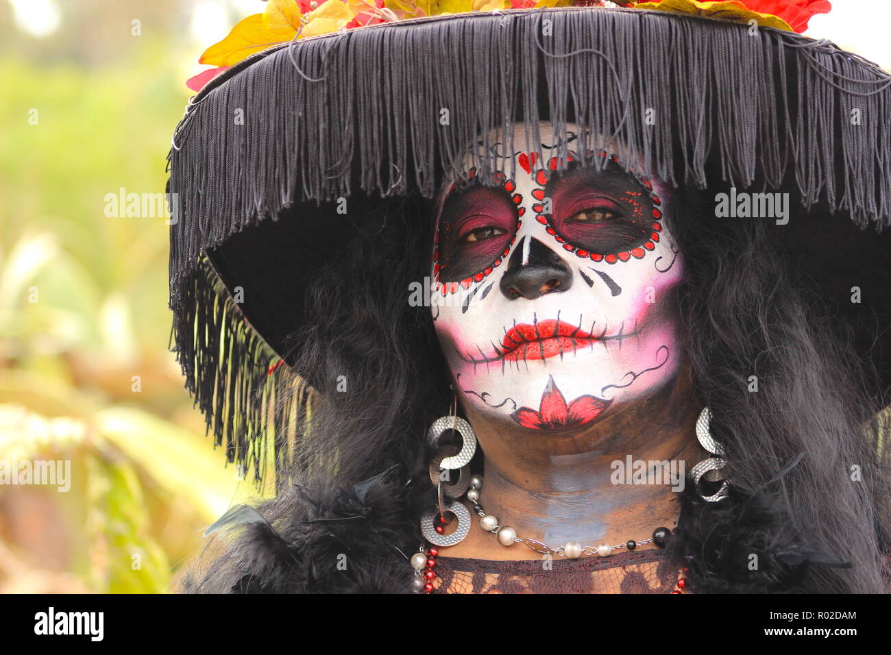 Mujer con hermosa maquillaje de calaveras de azúcar (Catrina) durante la  celebración del Día de los Muertos (Dia de los Muertos Fotografía de stock  - Alamy