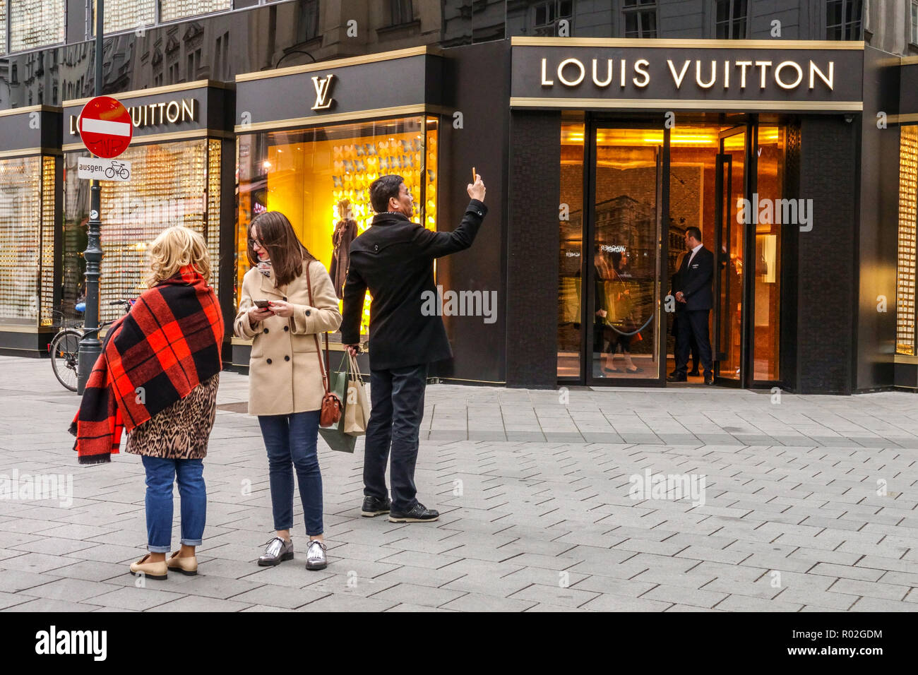 Tiendas de Viena, Louis Vuitton tienda Tauchleben, Austria, Europa  Fotografía de stock - Alamy