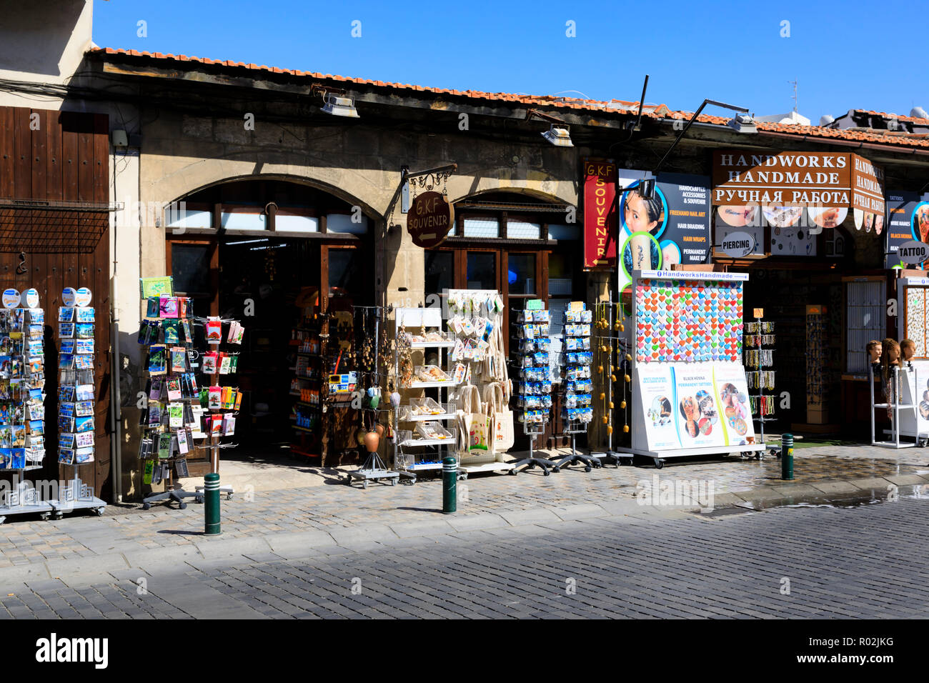Tiendas de Souvenirs mostrando mercancías, Pavlou Valsamaki, Larnaca, Chipre, octubre de 2018 Foto de stock
