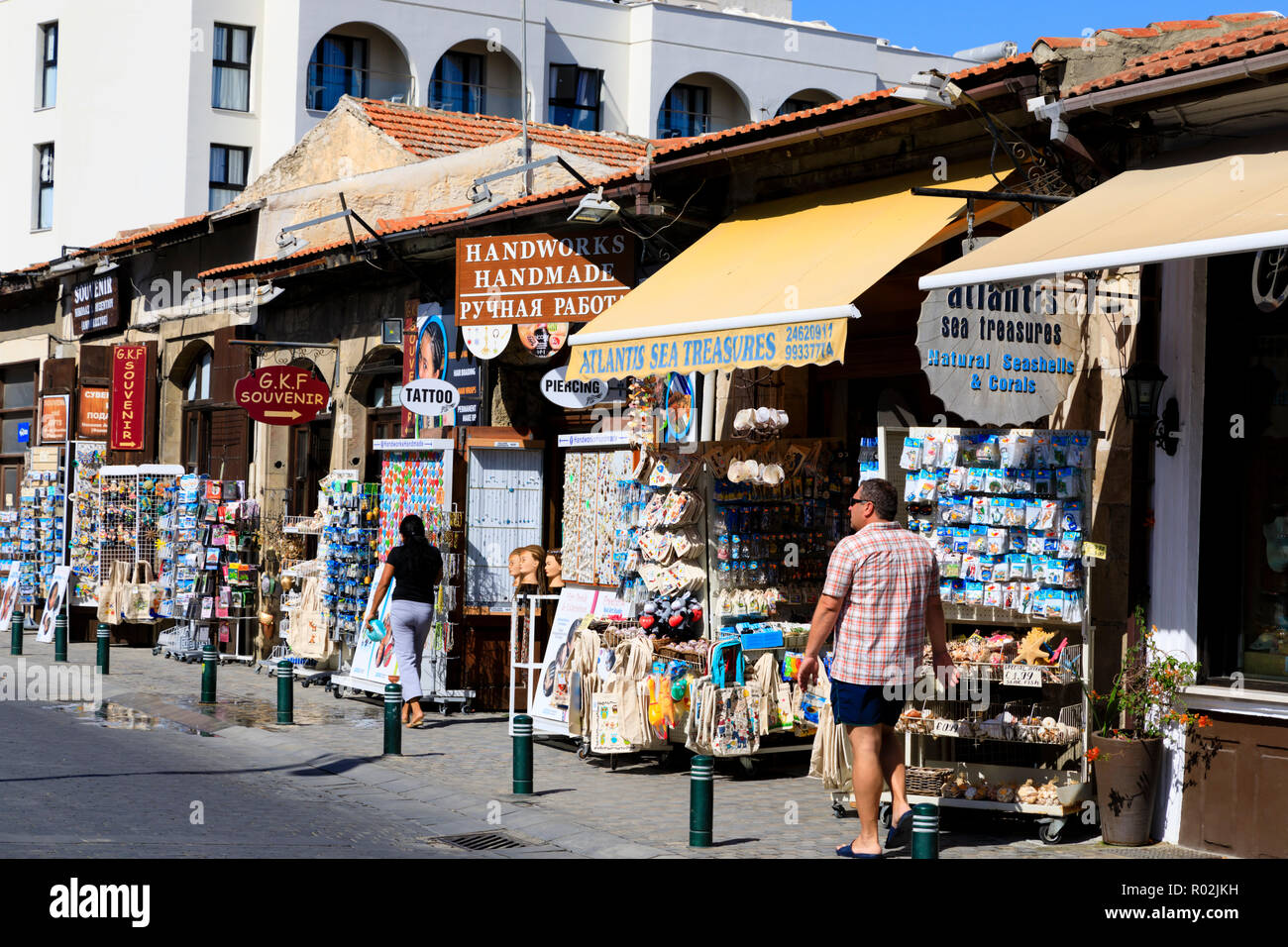 Tiendas de Souvenirs mostrando mercancías, Pavlou Valsamaki, Larnaca, Chipre, octubre de 2018 Foto de stock