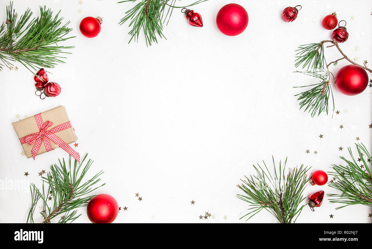 Tarjeta de felicitación de navidad feliz año nuevo adornos navideños  sobre fondo rojo tarjeta de feliz navidad espacio para texto  Foto  Premium