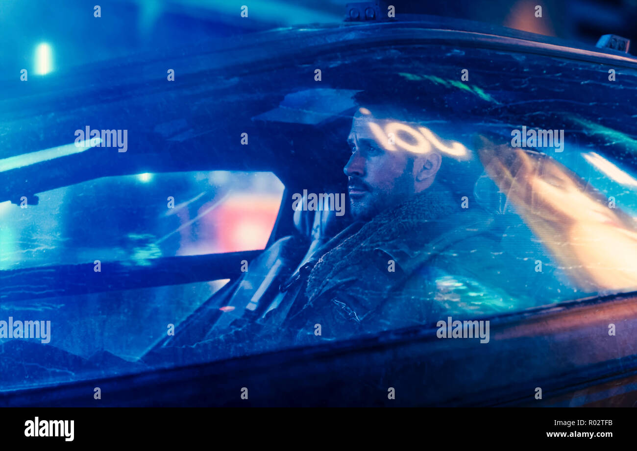 'K' (Ryan Gosling) en su coche volador de Blade Runner 2049 (2017) dirigido por Denis Villeneuve. Una secuela del juego clásico de 1982, treinta años más tarde cuando un nuevo blade runner esconde un secreto. Foto de stock