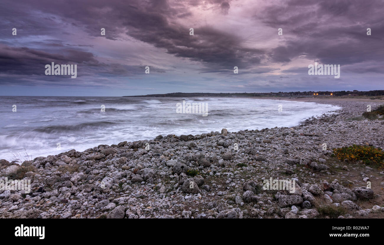El mar embravecido en una playa rocosa en el noreste de Inglaterra Foto de stock