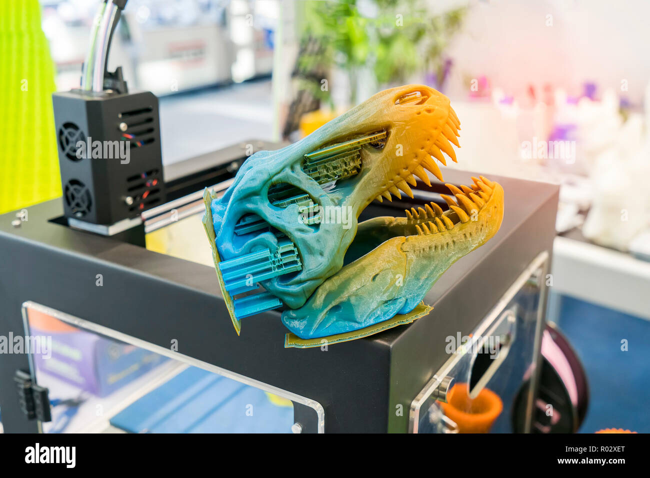 Impresión de la impresora 3D dragon head figura cerca Fotografía de stock -  Alamy