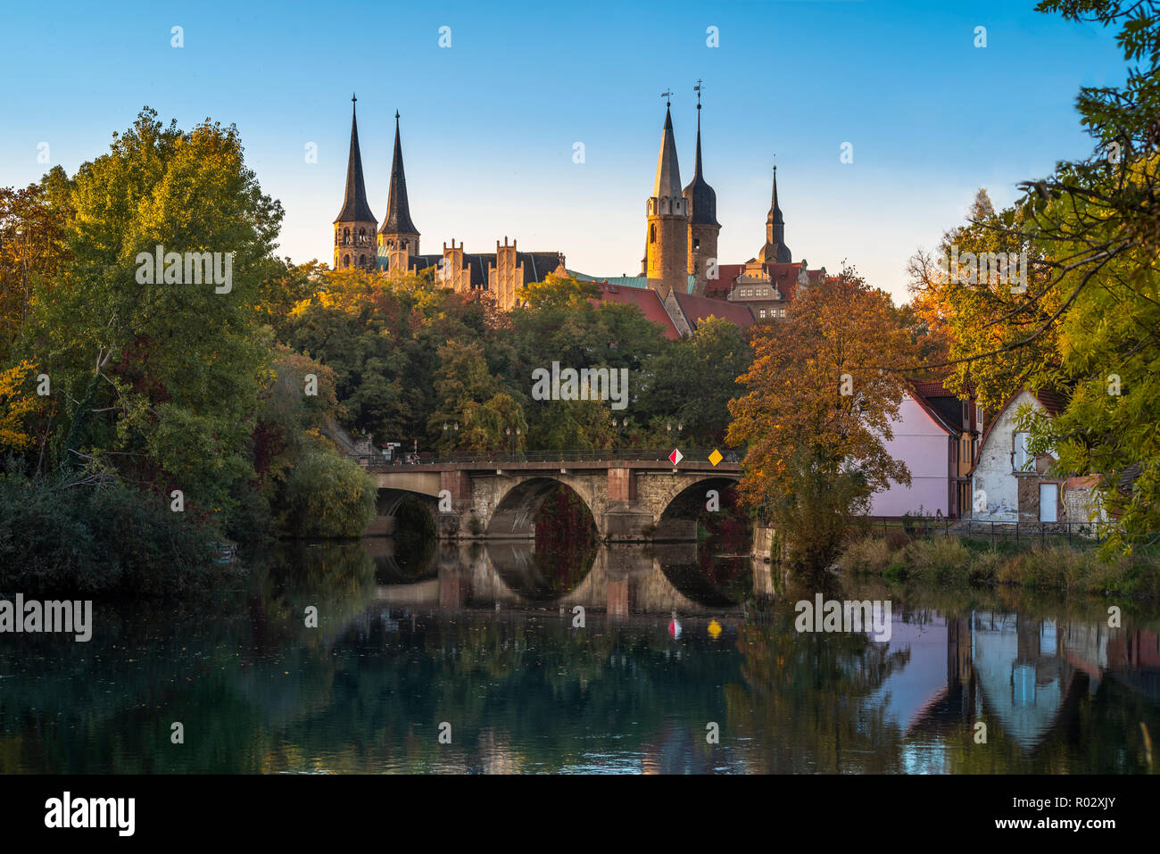 Merseburg, el castillo y la catedral en otoño junto al río Saale, Sajonia-Anhalt, Alemania | Merseburg, Schloss und Dom im Herbst, Sajonia-Anhalt Foto de stock