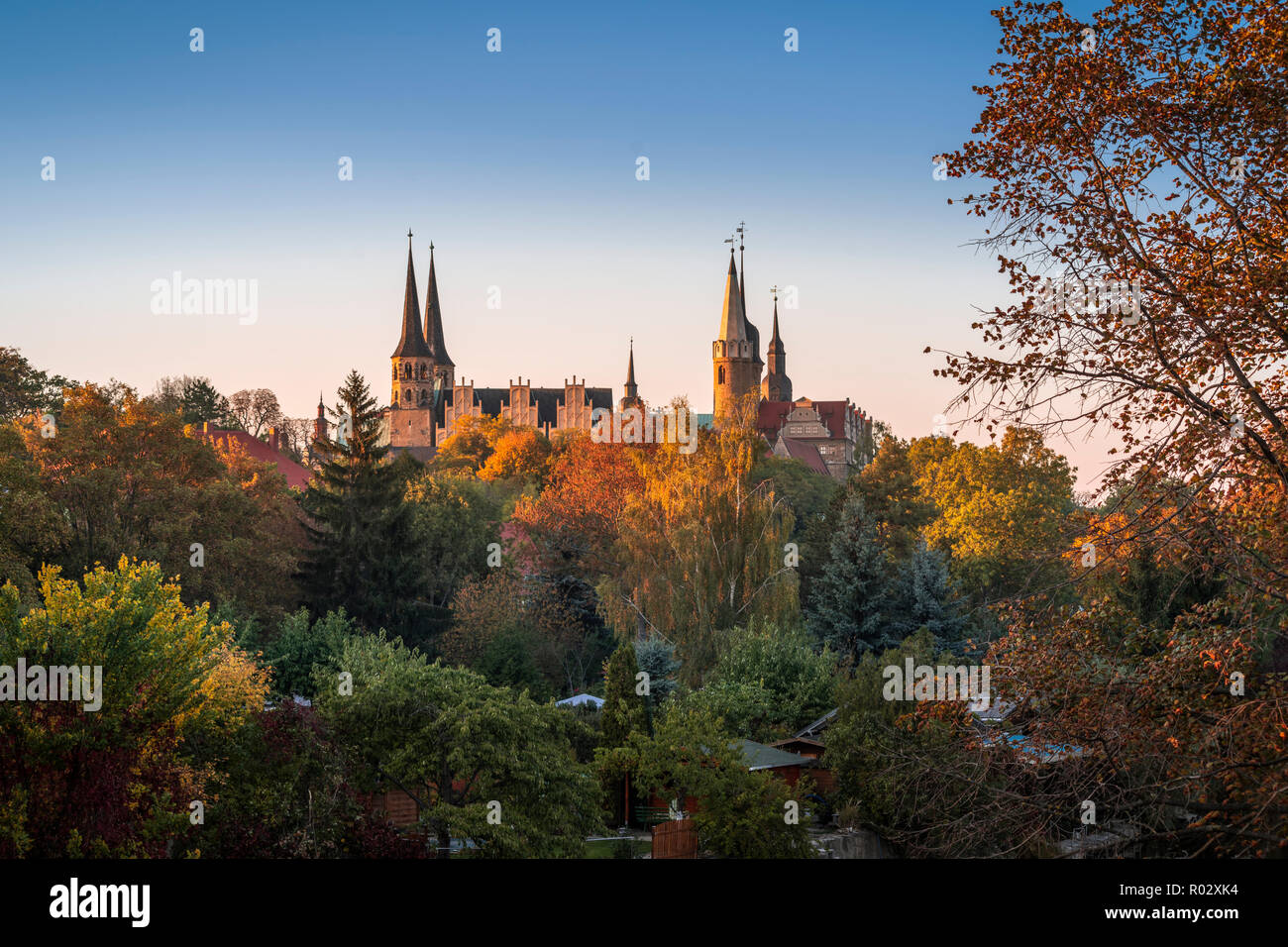 Merseburg, el castillo y la catedral en otoño junto al río Saale, Sajonia-Anhalt, Alemania | Merseburg, Schloss und Dom im Herbst, Sajonia-Anhalt Foto de stock