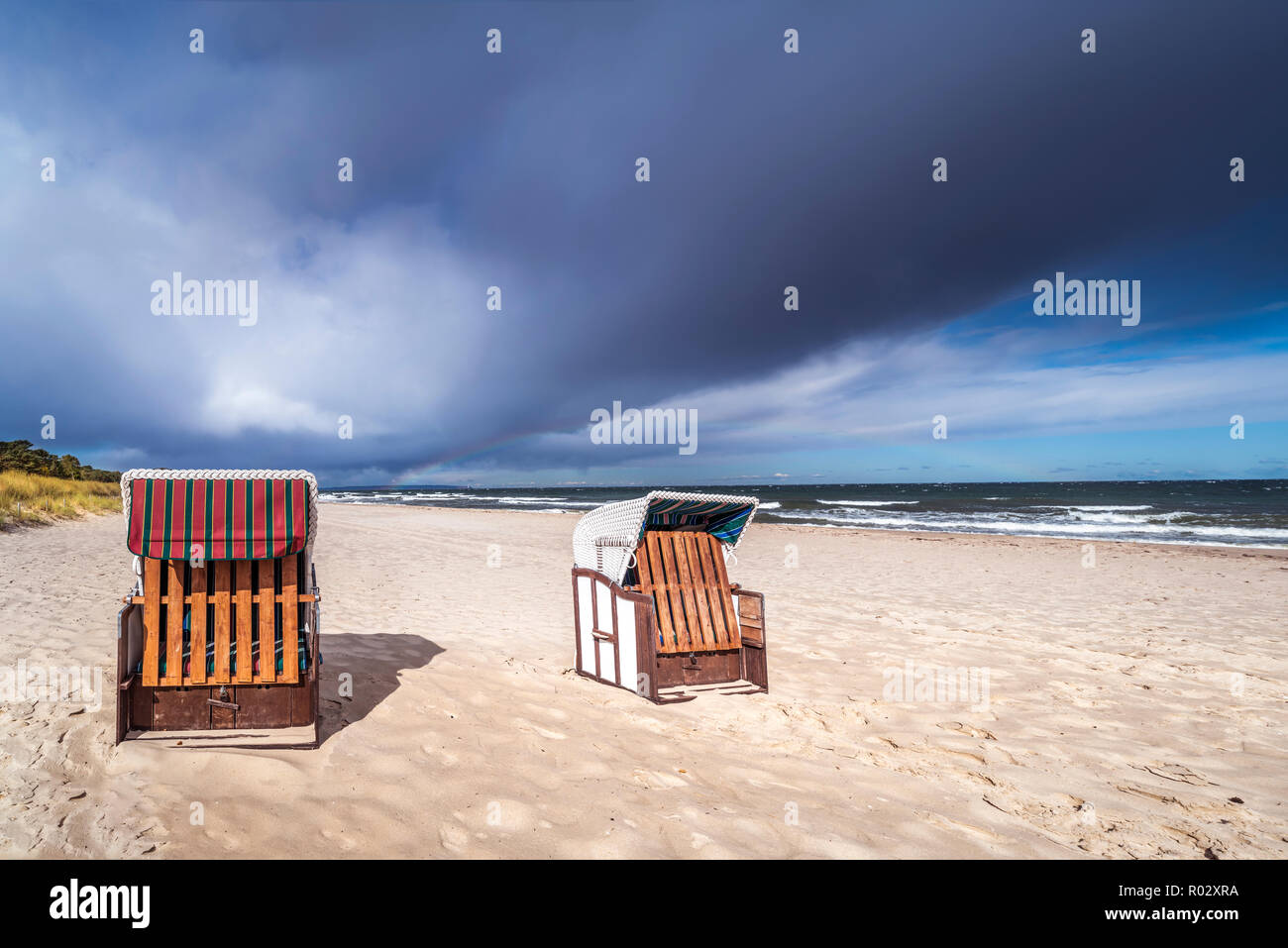 Sillas de playa en la isla de Rügen, Sellin/Baabe, Alemania | Strandkörbe auf der Insel Rügen, Sellin/Baabe Foto de stock