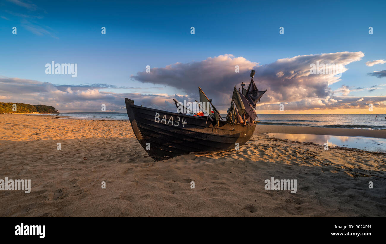 Viejo barco pesquero en la playa, en la isla de Rügen, Alemania | Altes Fischerboot am Strand auf derr Insel Rügen Foto de stock