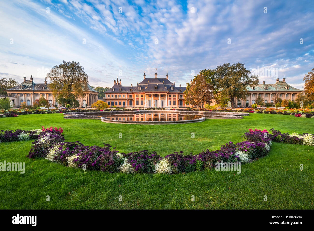 Castillo de Pillnitz, parque y jardín, mañana de otoño, Dresden, Alemania | Schloss Pillnitz, Parque und Garten, Herbstmorgen, Dresde Foto de stock