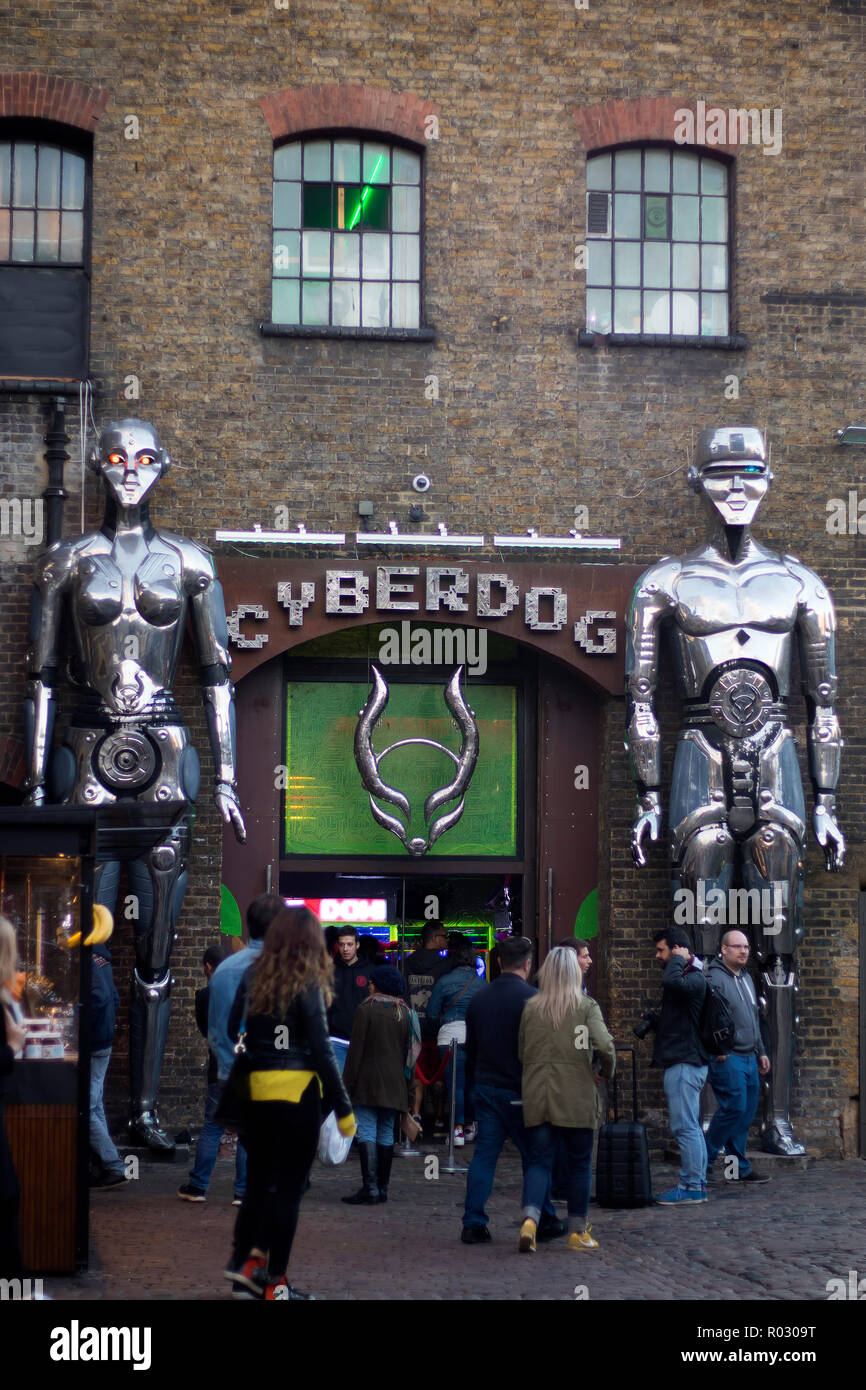 Londres, Inglaterra - 12 de octubre de 2018, dos grandes robots en la  entrada de una tienda llamada Cyberdog en Camden Lock Market o Camden Town  con gente alrededor me Fotografía de stock - Alamy