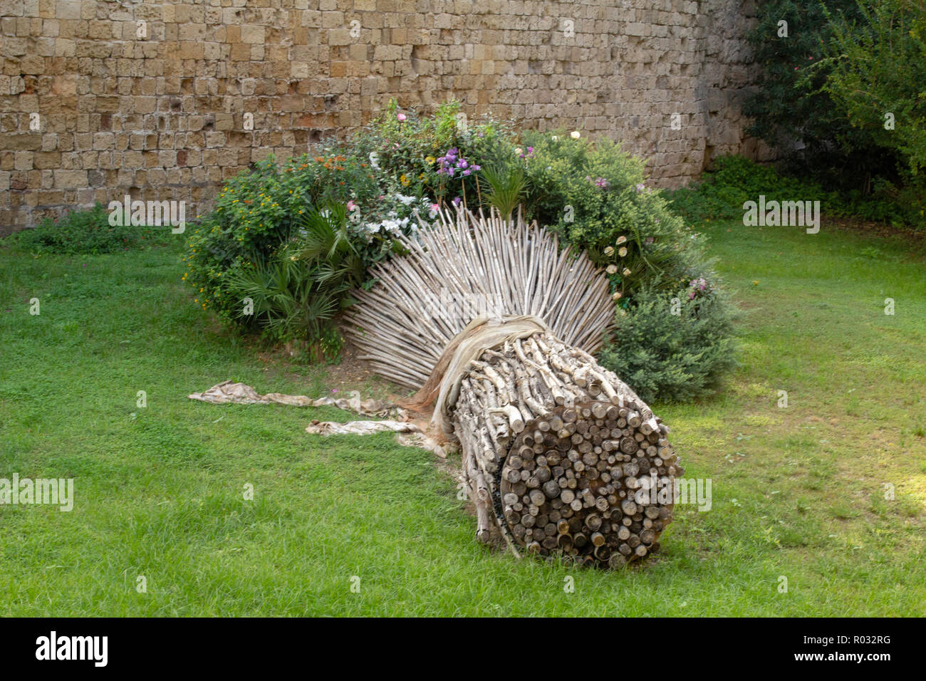 Cerca de las entradas a la Ciudad Vieja, Rodas, Grecia, un jardín pantalla diseñada para parecerse a un ramo de flores. Foto de stock