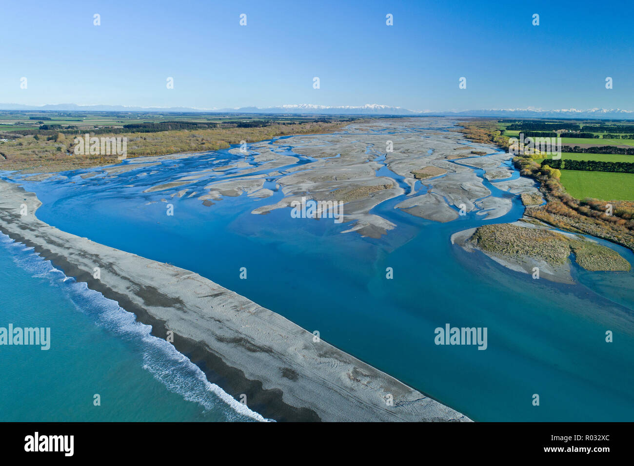 Barra de grava en la desembocadura del río Rakaia, mediados de Canterbury, Isla del Sur, Nueva Zelanda - antena Foto de stock