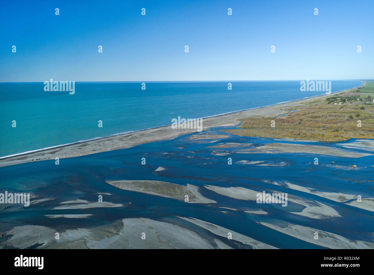 Rakaia desembocadura fluvial, y el Océano Pacífico, a mediados de Canterbury, Isla del Sur, Nueva Zelanda - antena Foto de stock