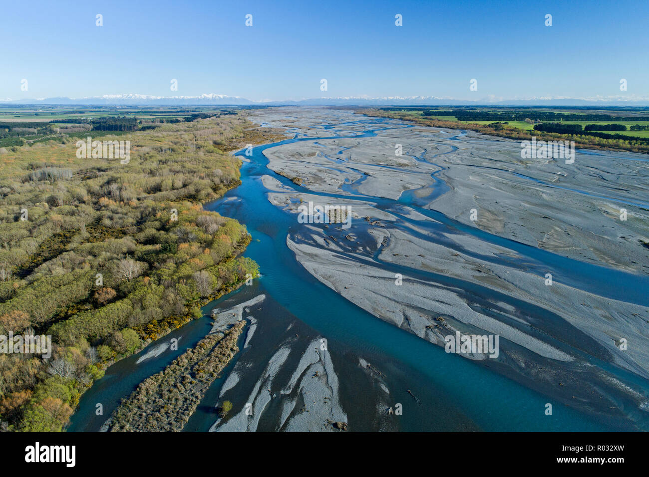 Trenzas de Rakaia River, cerca de la desembocadura del río Rakaia, mediados de Canterbury, Isla del Sur, Nueva Zelanda - antena Foto de stock