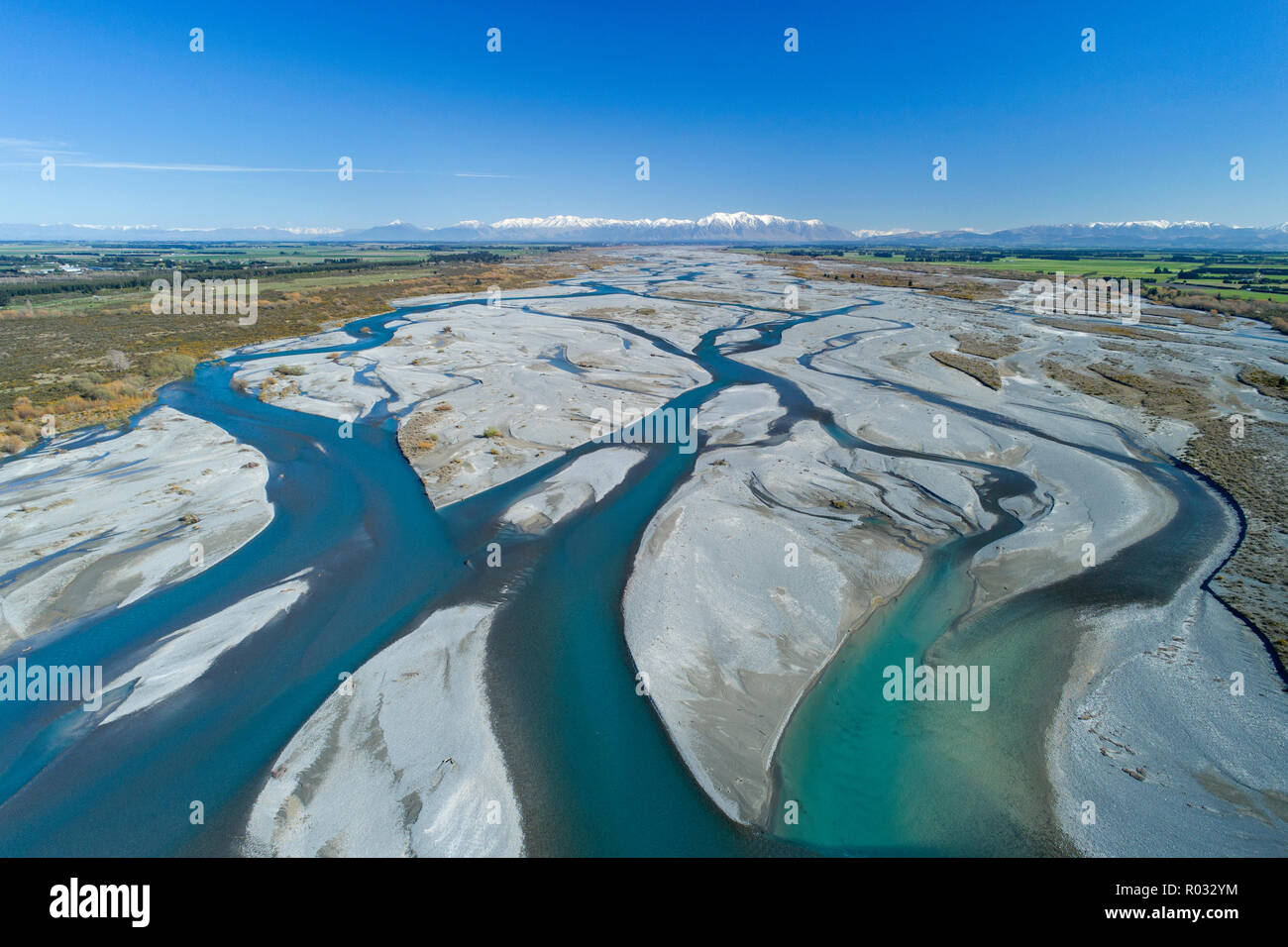 Trenzas de Rakaia, cerca del río Rakaia y Alpes del Sur, a mediados de Canterbury, Isla del Sur, Nueva Zelanda - antena Foto de stock