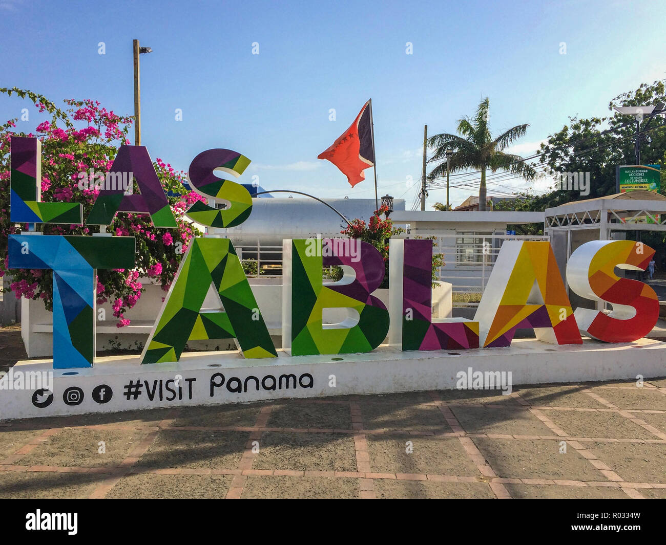 Las Tablas, Panamá - marzo 2018: famoso colorido cartel con el nombre de la ciudad Las Tablas en la República de Panamá Foto de stock