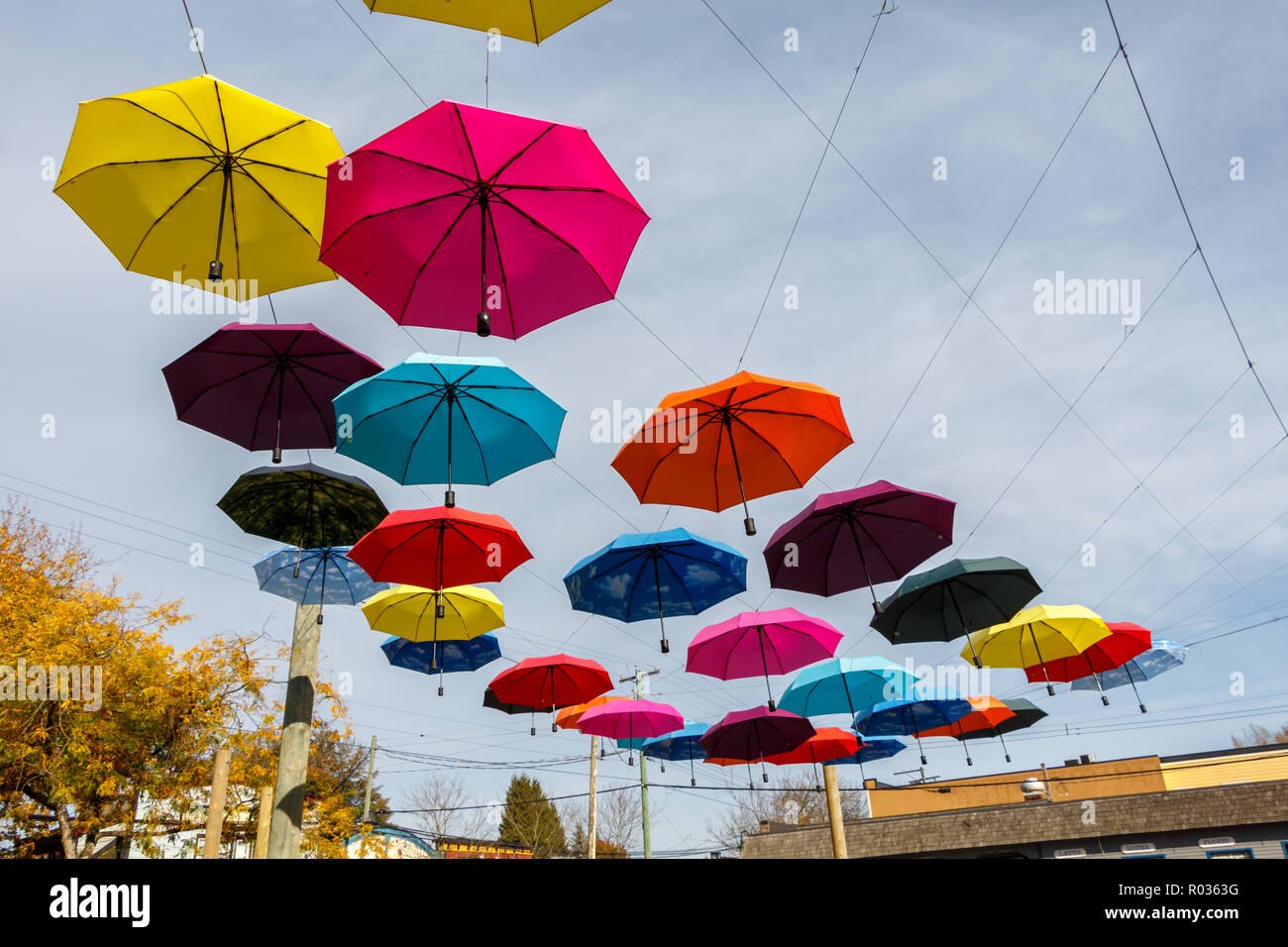 Diferentes paraguas suspendidos en el aire Fotografía de stock - Alamy