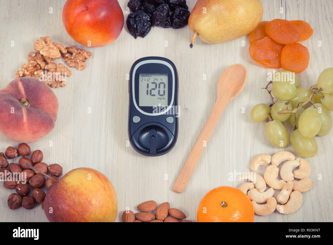 Medidor de glucosa con el resultado de la medición del nivel de azúcar y  frutas sanas maduras frescas, concepto de diabetes, nutrición y estilo de  vida saludable Fotografía de stock - Alamy