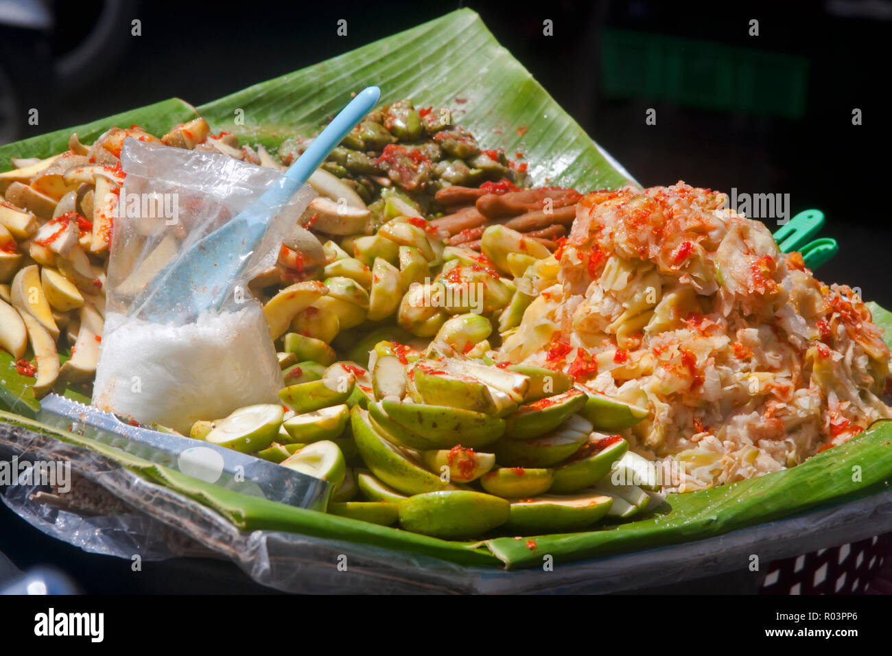 Deliciosa comida de la calle Khmer tradicional está a la venta en una calle de la ciudad de Phnom Penh, Camboya. Foto de stock
