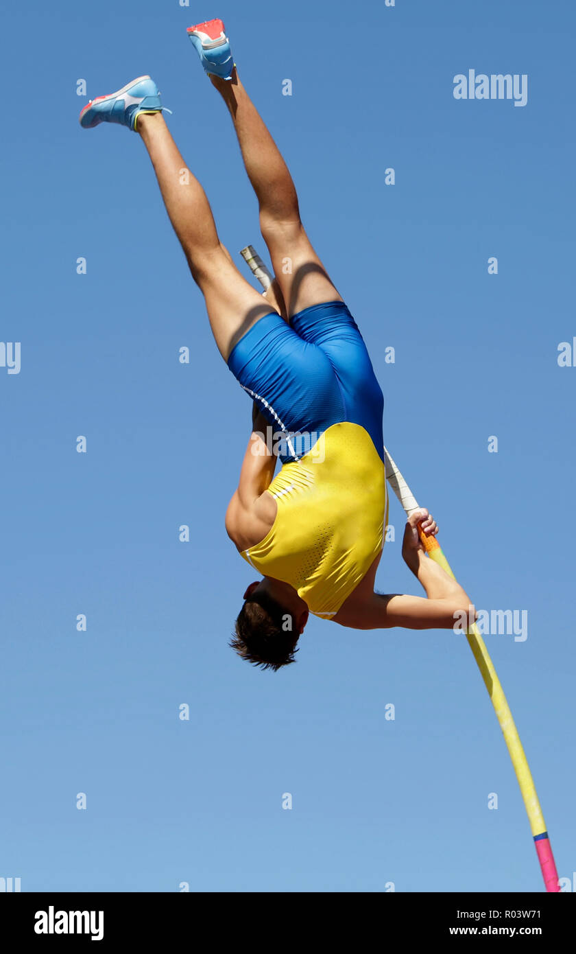 En caso de salto con garrocha Fotografía de stock Alamy