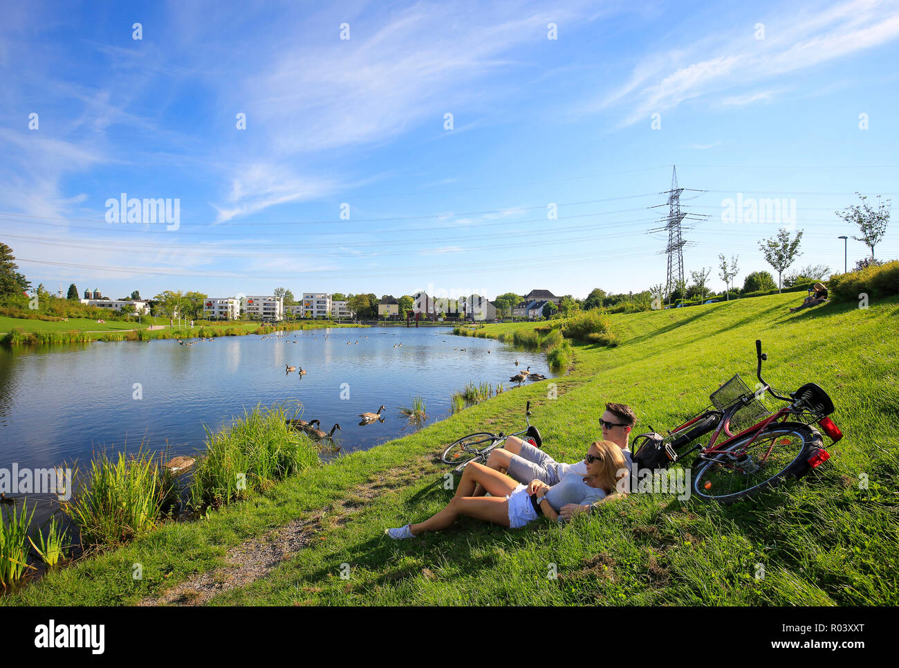 Essen, área de Ruhr, Alemania, el proyecto de desarrollo urbano Niederfeldsee, joven pareja reside en la pradera Foto de stock