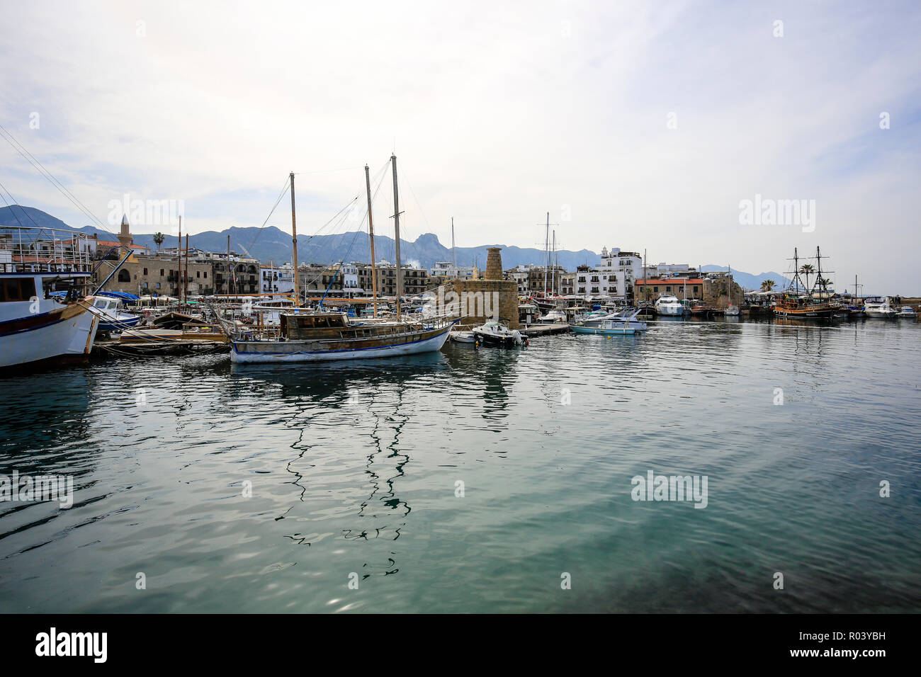 Girne, República turca del norte de Chipre, Chipre - barcos y veleros en el puerto de Kyrenia (Girne) Foto de stock