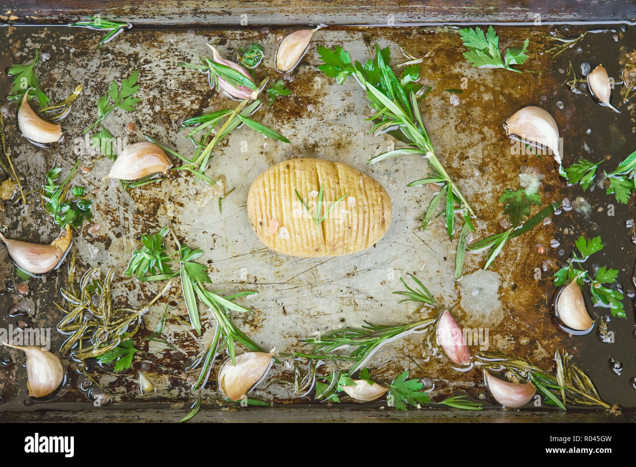 Patatas Hasselback rústico con hierbas, el ajo y la sal, vegetariana comida de buena calidad Foto de stock
