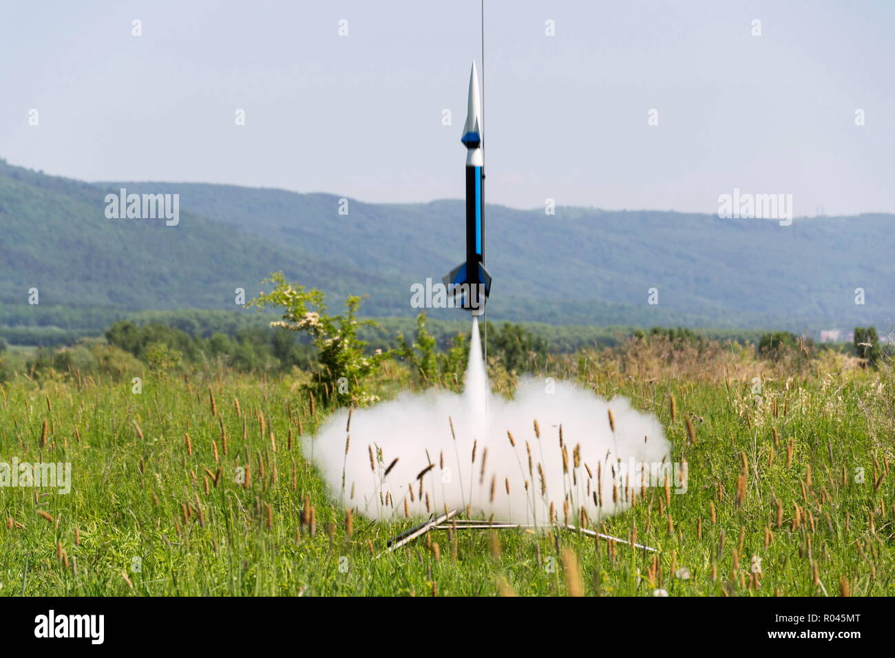Modelo de cohetes listos para despegar el lanzamiento, día soleado de verano Foto de stock