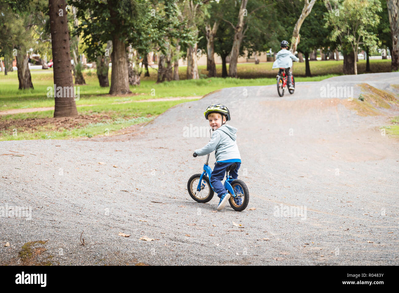Dos niños australianos montando sus bicicletas en bicicleta especial vía en  Adelaida, Australia del Sur Fotografía de stock - Alamy