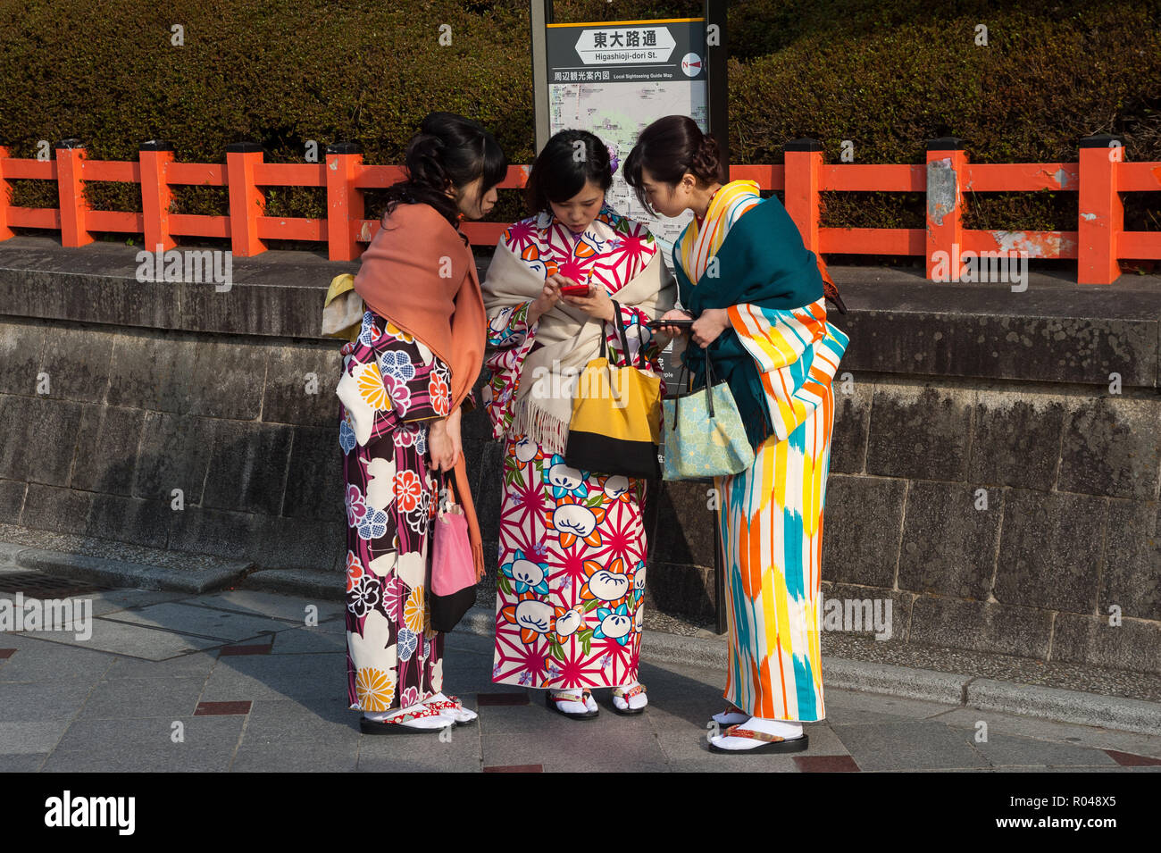 Kyoto, Japón, las mujeres jóvenes en kimono Foto de stock
