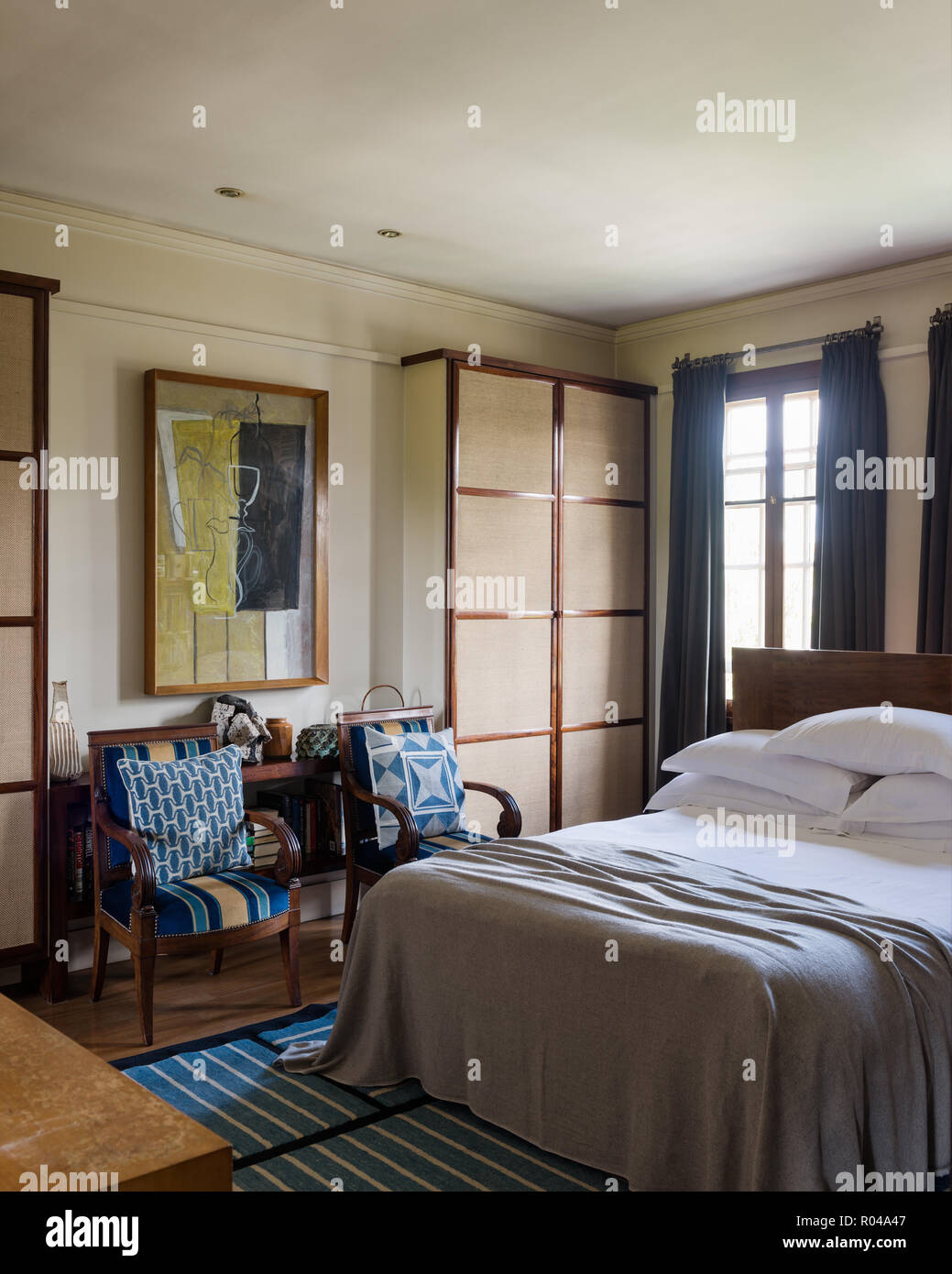 Dormitorio con sillones coincidentes Fotografía de stock - Alamy