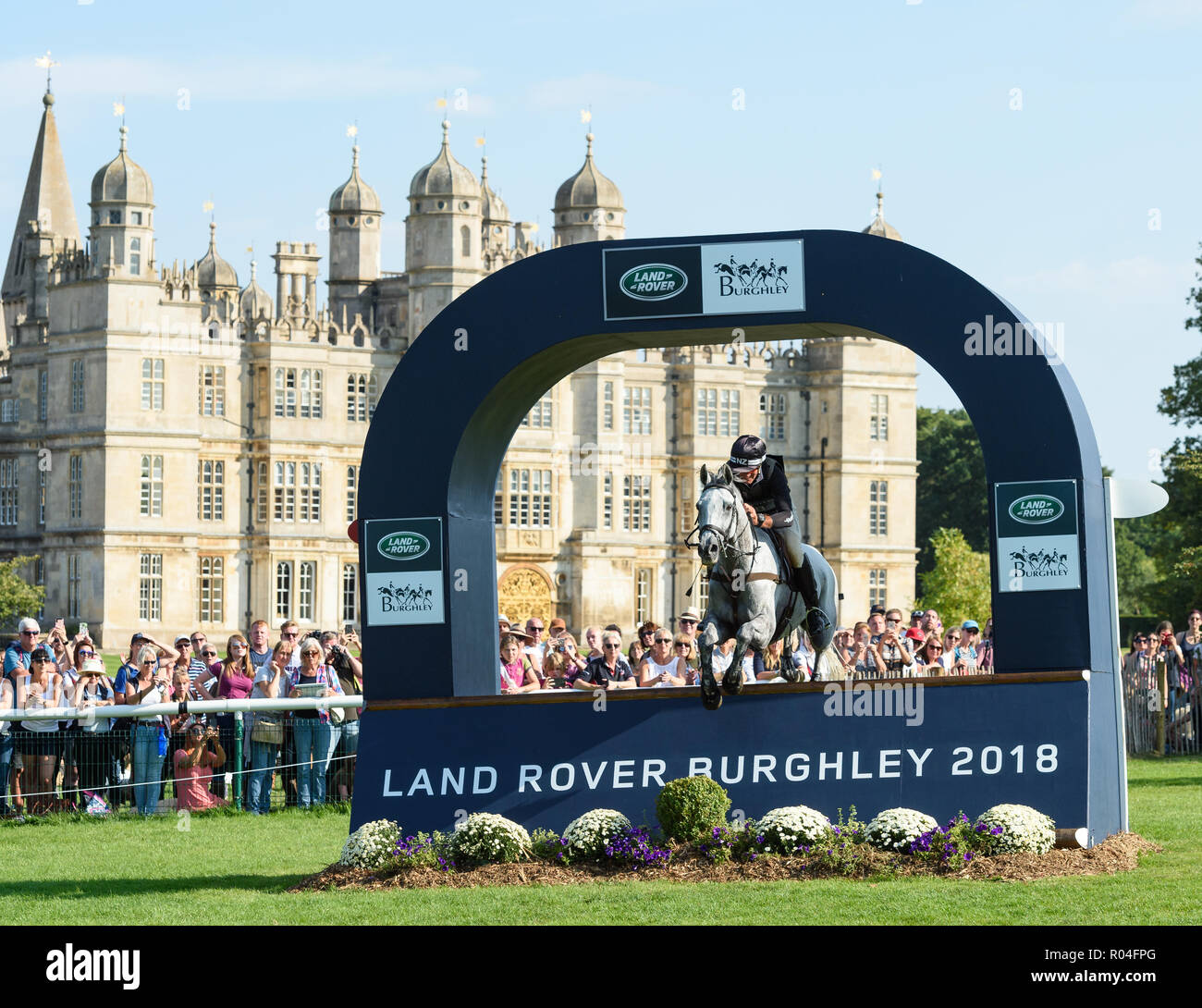 Andrew Nicholson y tragar resortes durante la fase de cross country de la Land Rover Burghley Horse Trials 2018 Foto de stock