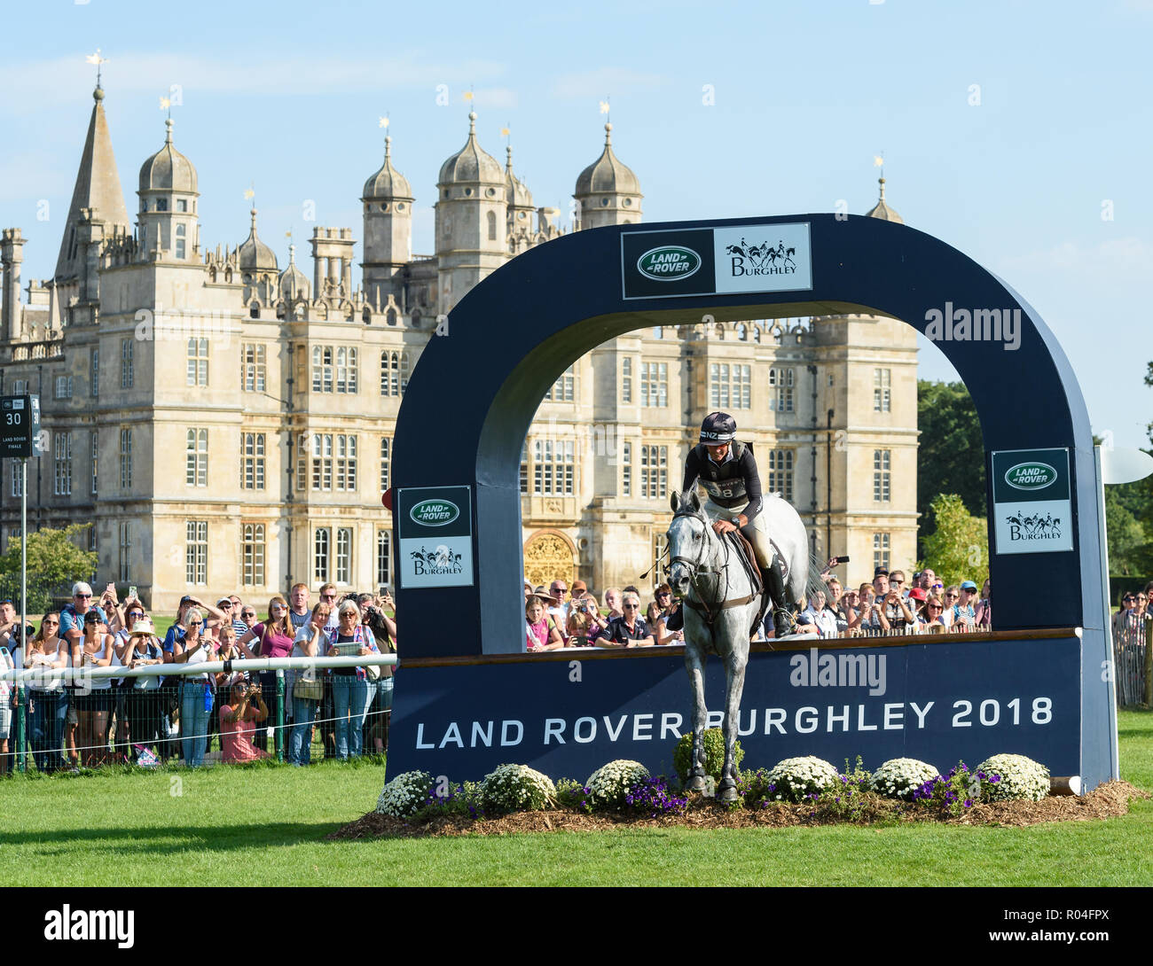 Andrew Nicholson y tragar resortes durante la fase de cross country de la Land Rover Burghley Horse Trials 2018 Foto de stock