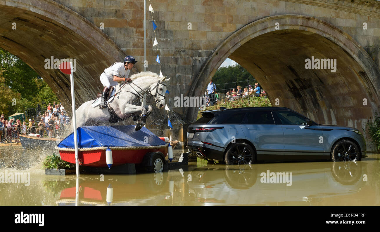 Harry Meade y lejos el crucero durante la fase de cross country de la Land Rover Burghley Horse Trials 2018 Foto de stock