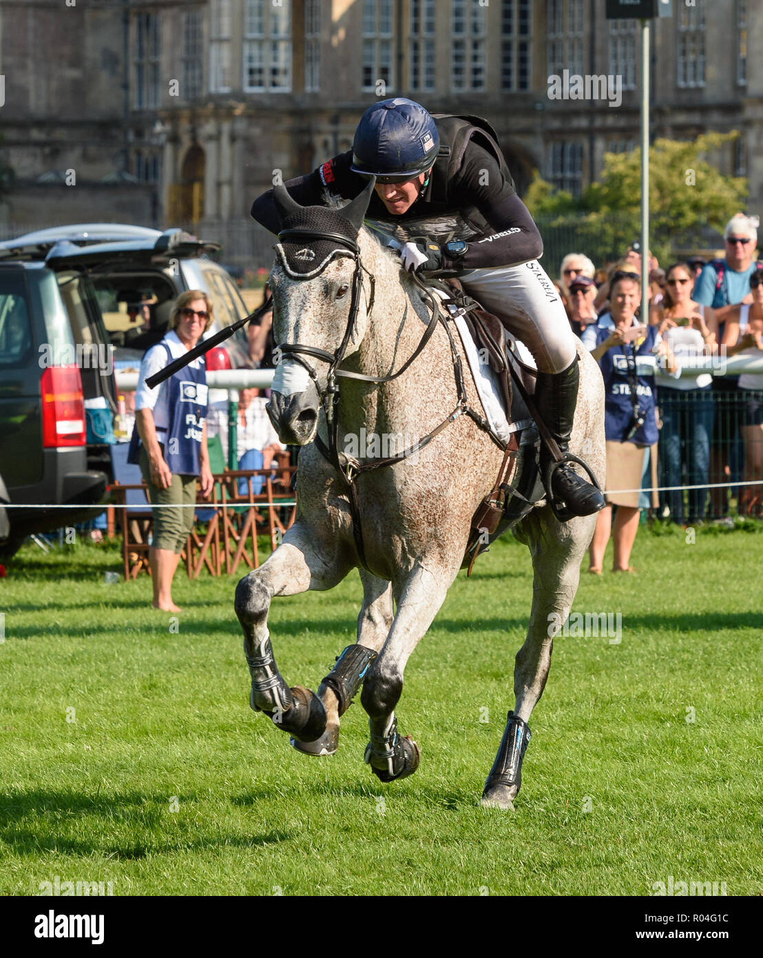 Oliver Townend y BALLAGHMOR CLASE durante la fase de cross country de la Land Rover Burghley Horse Trials 2018 Foto de stock