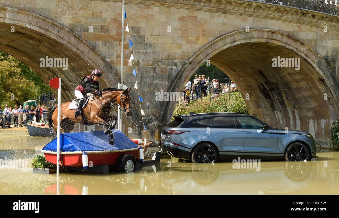 Sarah Bullimore y REVE DU ROUET durante la fase de cross country de la Land Rover Burghley Horse Trials 2018 Foto de stock